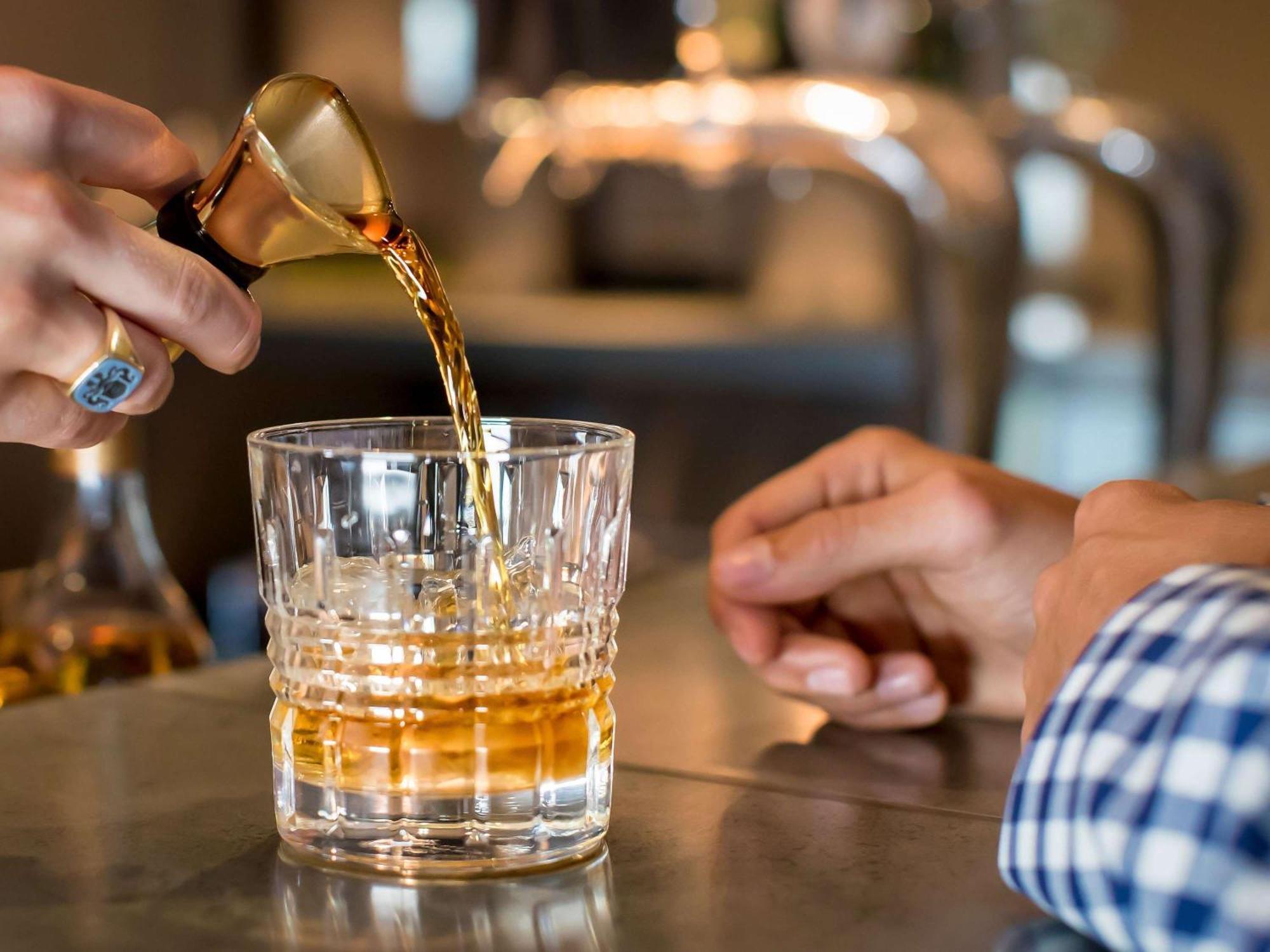 The William Inglis Mgallery Warwick Farm Eksteriør bilde A bartender pouring a glass of Old Fashioned