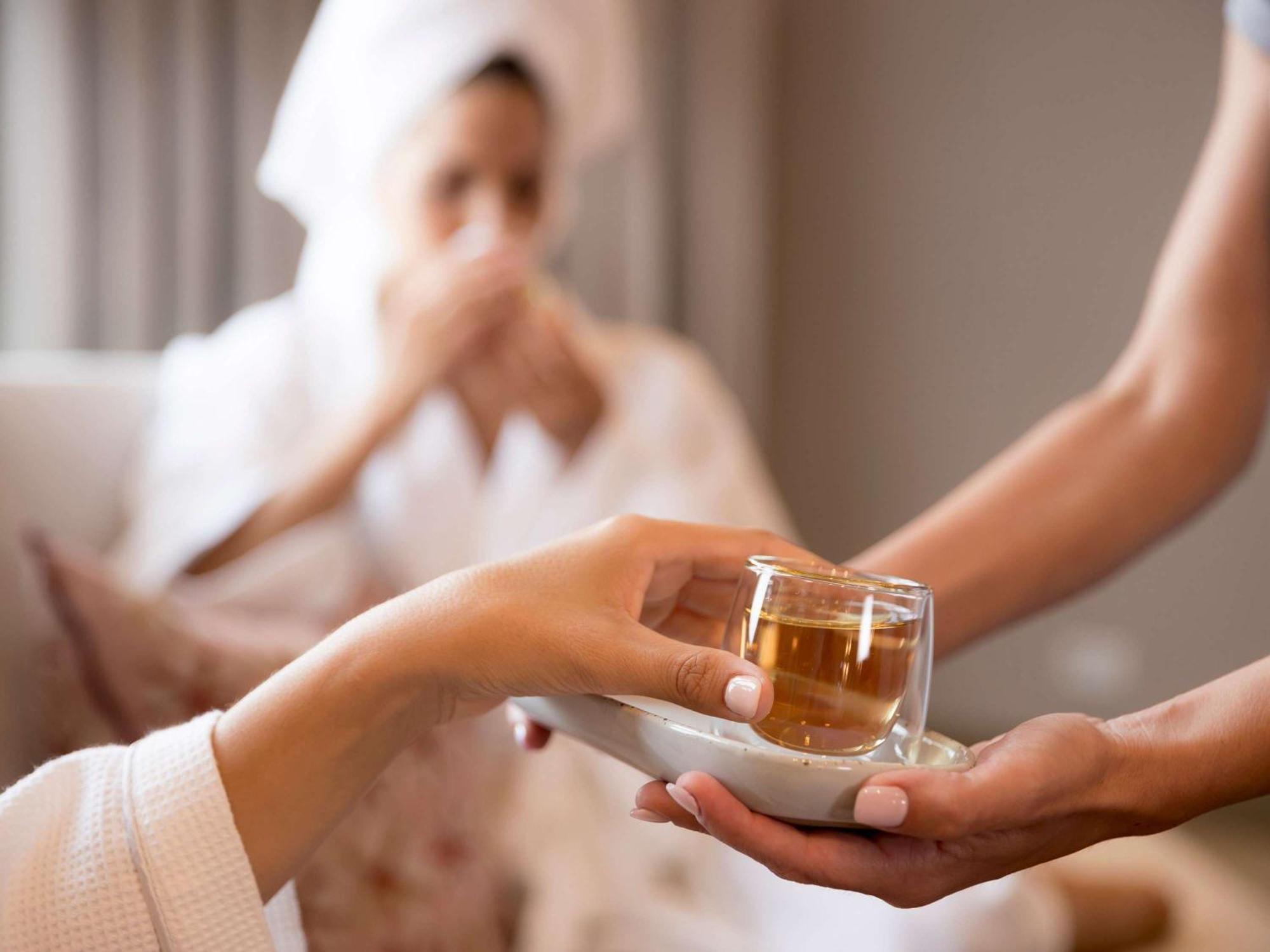 The William Inglis Mgallery Warwick Farm Eksteriør bilde A spa attendant serving a guest